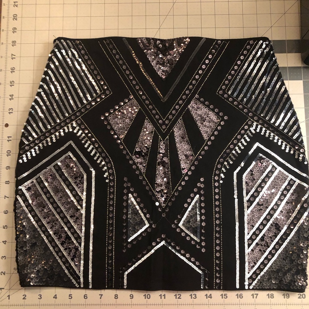 NWT Express Black Geometric Sequin Skirt Size M